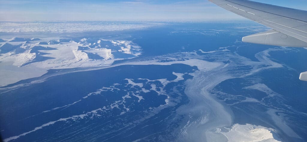 Océano polar ártico desde el avión