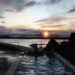 Lugares para bañarse en Islandia. Una terma islandesa con una puesta de sol al fondo.