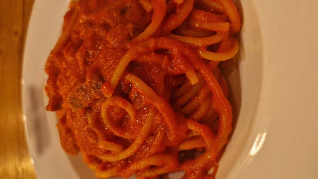 platos típicos de Roma. Bucatine alla amatriciana