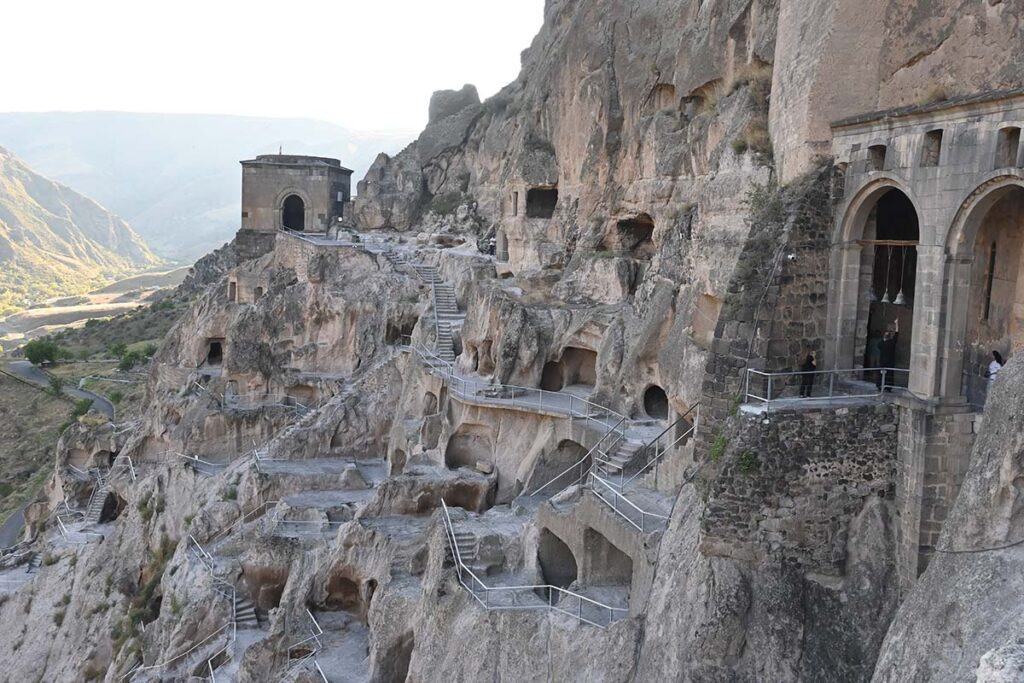 Vardzia la ciudad excavada en roca